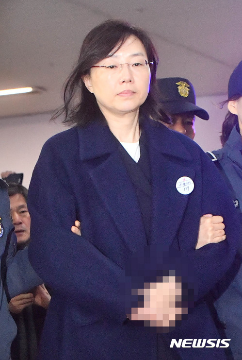 【서울=뉴시스】장세영 기자= ‘문화계 블랙리스트’ 작성을 주도한 혐의로 구속된 조윤선 전 문화체육관광부 장관이 26일 오전 서울 대치동 특검사무실에 소환돼 조사실로 향하고 있다. 2017.01.26. photothink@newsis.com