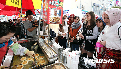 【부산=뉴시스】제갈수만 기자 = 부산관광공사는 26일 외국인 유학생 20명을 대상으로 '이야기할배·할매'와 함께 걷는 부산 원도심 스토리투어 특별 투어를 실시한다. 2017.01.26. (사진= 부산관광공사 제공) photo@newsis.com