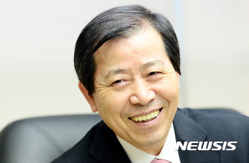 【서울=뉴시스】이종철 기자 = 이원태 Sh수협은행장이 25일 오후 서울 송파구 오금로 수협은행장실에서 이루어진 뉴시스와의 인터뷰에서 수협은행이 지난해말 수협중앙회에서 신경분리, 독립은행으로 새롭게 출범한 것에 대해 설명하고 있다. 2017.01.26. jc4321@newsis.com