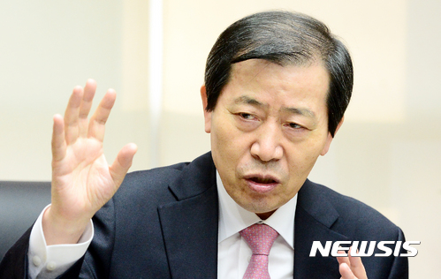 【서울=뉴시스】이종철 기자 =  이원태 Sh수협은행장이 25일 오후 서울 송파구 오금로 수협은행장실에서 이루어진 뉴시스와의 인터뷰에서 수협은행이 지난해말 수협중앙회에서 신경분리, 독립은행으로 새롭게 출범한 것에 대해 설명하고 있다.  2017.01.26.   jc4321@newsis.com                                