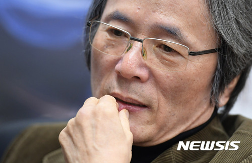 【서울=뉴시스】최동준 기자 = 다음 달 임기가 만료되는 김윤철 국립극단 감독이 18일 서울 용산구 국립극단 집무실에서 뉴시스와 인터뷰를 하며 임기 동안의 소회를 밝히고 있다. 2017.01.26.&nbsp;&nbsp; photocdj@newsis.com