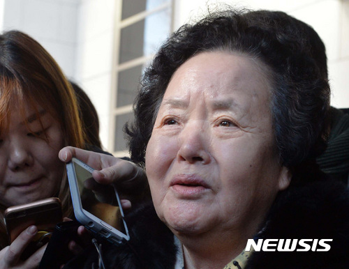 【서울=뉴시스】신태현 기자 = 20년 전 ‘이태원 살인사건’의 진범으로 지목된 아더 존 패터슨이 지난 2017년 1월25일 대법원에서 징역 20년을 확정받았다. 이날 오전 서울 서초구 대법원 법정에서 나서는 피해자 고 조중필씨의 어머니 이복수씨. 2017.01.28. holjjak@newsis.com