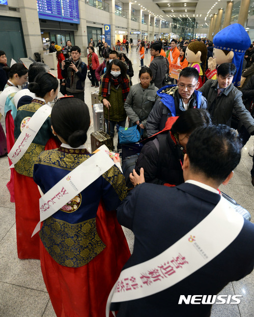 【인천공항=뉴시스】홍찬선 기자 = 중국 최대명절 춘절 연휴를 앞둔 26일 오전 인천공항 도착장에서 함영주 KEB 하나은행장과 한국관광공사 직원들이 한국을 찾은 중국 관광객들을 맞이하고 있다.&nbsp;&nbsp; 한국관광공사는 중국 춘절 연휴(1.27~2.2) 기간 한국을 찾는 중국인 관광객은 지난해보다 4% 늘어난 14만명이 될것으로 추산했다. 2017.01.26.&nbsp; mania@newsis.com 