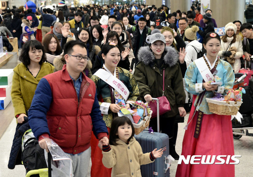 【인천공항=뉴시스】홍찬선 기자 = 중국 최대명절 춘절 연휴를 앞둔 26일 오전 인천공항 도착장에서 한국관광공사 직원들이 한국을 찾은 중국 관광객들을 맞이하고 있다.&nbsp;&nbsp; 한국관광공사는 중국 춘절 연휴(1.27~2.2) 기간 한국을 찾는 중국인 관광객은 지난해보다 4% 늘어난 14만명이 될것으로 추산했다. 2017.01.26.&nbsp; mania@newsis.com