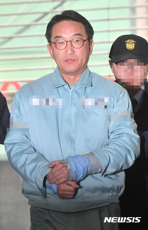 【서울=뉴시스】장세영 기자= '문화계 블랙리스트' 연루 의혹을 받는 현기환 전 청와대 정무수석이 지난 1월26일 오후 서울 강남구 대치동 특검사무실에 참고인 신분으로 소환되어 조사실로 향하고 있다. 2017.01.26. photothink@newsis.com