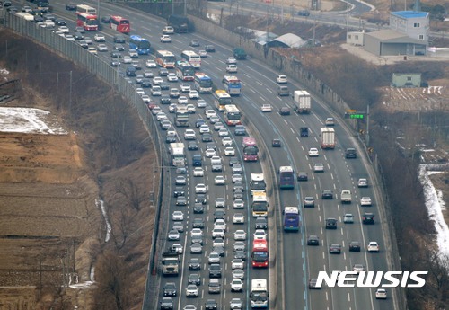【안성=뉴시스】홍효식 기자 = 설 연휴를 하루 앞둔 26일 오후 경기 안성IC 인근 경부고속도로 하행선이 고향으로 향하는 귀성차량들로 가득 차 있다. 2017.01.26. (항공촬영 협조 : 서울지방경찰청 항공대 기장 경위 이석주, 부기장 경위 차상현, 기관사 경위 곽성호, 승무원 경사 남현철) yesphoto@newsis.com