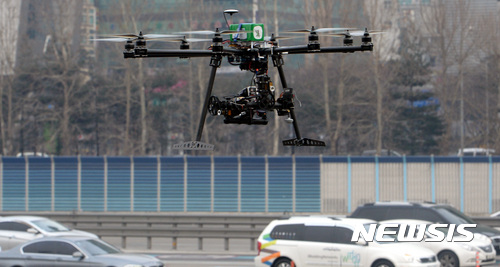 【성남=뉴시스】이영환 기자 = 경기 성남시 궁내동 경부고속도로 서울요금소에서 한국도로공사 관계자들이 드론을 활용해 교통법규 위반차량 계도 및 단속을 실시하고 있다. 2017.01.26. 20hwan@newsis.com