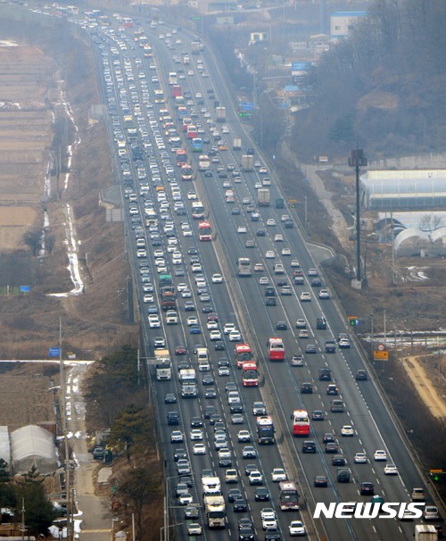 【안성=뉴시스】홍효식 기자 = 설 연휴를 하루 앞둔 26일 오후 경기 안성IC 인근 경부고속도로 하행선이 고향으로 향하는 귀성차량들로 가득 차 있다. 2017.01.26. (항공촬영 협조 : 서울지방경찰청 항공대 기장 경위 이석주, 부기장 경위 차상현, 기관사 경위 곽성호, 승무원 경사 남현철) yesphoto@newsis.com