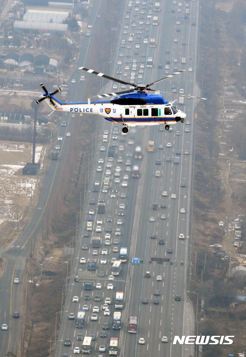【용인=뉴시스】홍효식 기자 = 설 연휴를 하루 앞둔 26일 오후 경기 용인시 수원신갈IC 인근 경부고속도로 상공에서 경찰청 헬기가 교통상황을 점검하고 있다. 2017.01.26. (항공촬영 협조 : 서울지방경찰청 항공대 기장 경위 이석주, 부기장 경위 차상현, 기관사 경위 곽성호, 승무원 경사 남현철) yesphoto@newsis.com