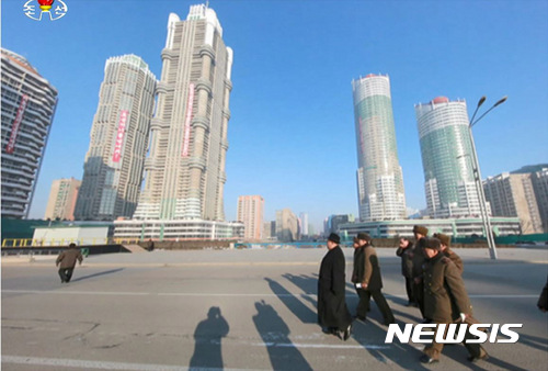 【서울=뉴시스】북한 조선중앙TV는 김정은 국무위원장이 평양 여명거리 건설현장을 방문했다고 26일 보도했다.&nbsp; 이날 방문에는 조선노동당 중앙위원회 부위원장 오수용, 부부장 조용원, 국무위원회 설계국장 마원춘 등이 동행했다. 2017.01.26. (사진=조선중앙TV 캡쳐)&nbsp; photo@newsis.com