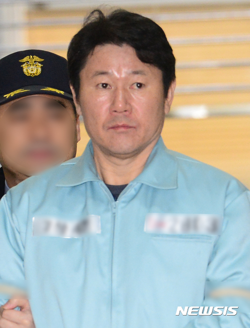 【서울=뉴시스】권현구 기자 = 남궁곤 전 이화여대 입학처장이 27일 오전 특검 조사를 받기위해 서울 강남구 대치동 특검사무실에 소환되고 있다. 2017.01.27. stoweon@newsis.com