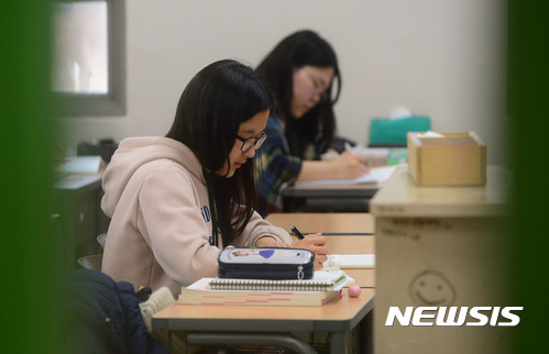 【서울=뉴시스】조성봉 기자 = 27일 오후 서울 중구 종로학원 본원 자습실에서 수험생들이 설 연휴도 잊은 채 공부를 하고 있다. 2017.01.27. suncho21@newsis.com