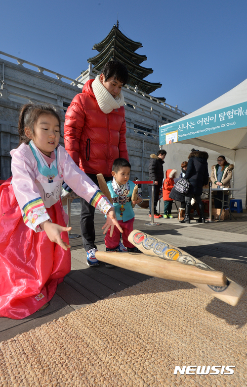 【서울=뉴시스】고승민 기자 = 정유년 설 연휴 첫날인 27일 오후 서울 국립민속박물관을 찾은 시민들이 전통놀이를 체험하며 즐거운 시간을 보내고 있다. 2017.01.27. kkssmm99@newsis.com