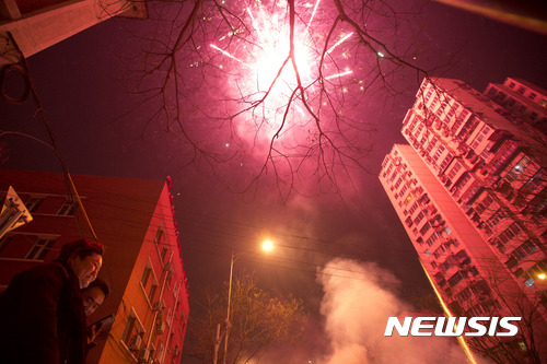 [베이징=AP/뉴시스]최대 명절 춘절(음력 설)을 맞은 중국에서 폭죽 폭발 사고가 발생해 8명이 숨졌다. 사진은 2017년 1월 베이징의 한 아파트 단지에서 주민들이 불꽃놀이를 하는 모습. 2017.02.01.