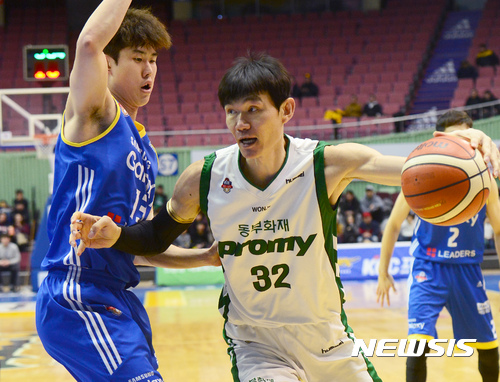 【서울=뉴시스】권현구 기자 = 28일 오후 서울 송파구 잠실실내체육관에서 열린 2016-2017 프로농구 서울 삼성과 원주 동부의 경기, 동부 김주성이 돌파를 시도하고 있다. 2017.01.28. stoweon@newsis.com