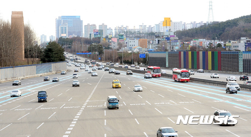 【대구=뉴시스】배소영 기자 = 설 연휴(15~18일)를 하루 앞둔 14일 대구·경북 지역 고속도로 교통상황은 일부구간 제외하곤 대체로 원활한 흐름을 나타내고 있다. 사진은 지난해 설 연휴 경기도 성남시 경부고속도로 서울요금소의 모습. 2018.02.14. <이 사진은 2017년 1월28일자 사진자료임.> photo@newsis.com