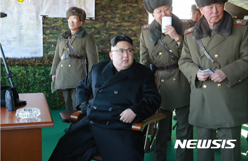 【서울=뉴시스】북한 조선중앙TV는 김정은 국무위원장이 105탱크사단을 찾아 탱크장갑보병연대의 겨울 도하 공격전술훈련을 지도했다고 28일 보도했다. 2017.01.28. (출처=조선중앙TV캡쳐)&nbsp;&nbsp; photo@newsis.com