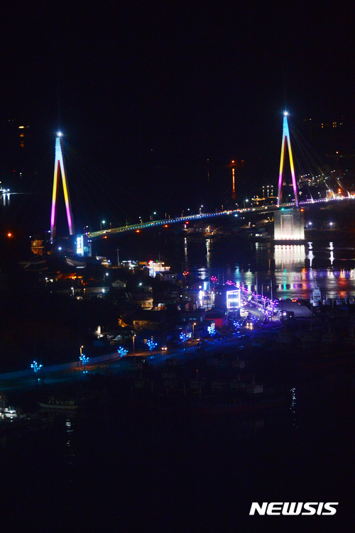 【여수=뉴시스】차용현 기자 = 우리나라 최대 명절 설날인 28일 오후 섬과 육지를 연결하는 전남 여수시 여수해상케이블카에서 바라본 밤바다가 아름답다. 2017.01.28. con@newsis.com
