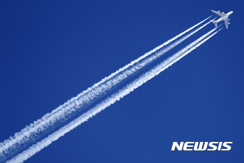 【제펠트=AP/뉴시스】지난 달 28일 오스트리아 제펠트 상공을 날아가는 에어버스사의 A380편 SQ335 기종 항공기. 오스트리아 정부는 2003년 에어버스로 부터 사들인 요격기들이 '사기판매'였다며 국방부명의로 소송을 제기했다. 2017.02.17