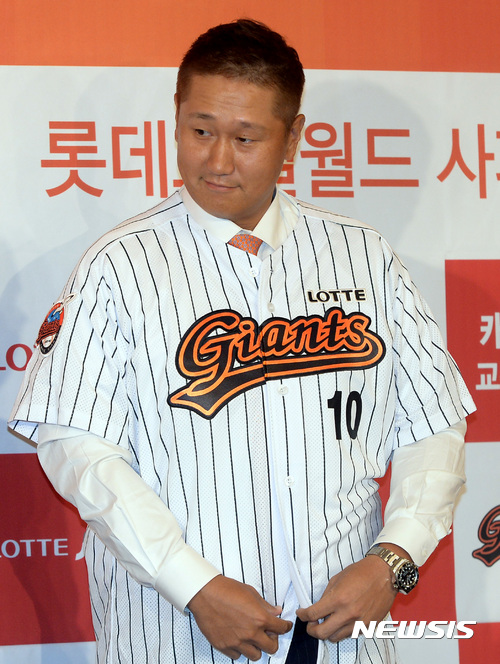 【서울=뉴시스】이영환 기자 = 6년 만에 친정팀 롯데 자이언츠로 돌아온 이대호가 30일 오전 서울 송파구 롯데호텔 월드 사파이어볼룸에서 열린 롯데자이언츠 입단식에서 유니폼을 착용하고 있다. 이대호는 롯데 자이언츠와 계약기간 4년, 총액 150억원에 자유계약(FA)을 체결했다. 2017.01.30. 20hwan@newsis.com