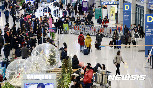 【인천공항=뉴시스】홍찬선 기자 = 설 연휴를 이용해 해외로 나갔던 여행객들이 30일 오전 인천공항에 도착하고 있다. 2017.01.30. mania@newsis.com