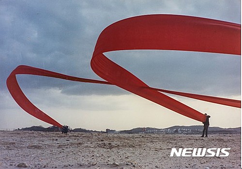 【서울=뉴시스】이승택,바람-민속놀이 Wind-Folk Amusement, 1971, Paint on C-print, 82 x 114cm