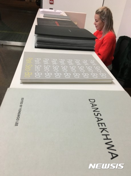 【런던=뉴시스】박현주 기자 = 런던 화이트 큐브 전시장 입구에 단색화 책자들이 비치되어 있다. 화이트 큐브는 1월 20일부터 단색화 거장 박서보화백의 개인전을 열고있다.