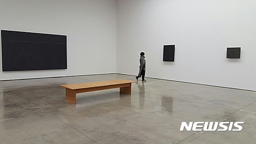 【런던 =뉴시스】박현주 기자 = 영국을 대표하는 세계적인 갤러리 화이트 큐브에서 단색화 거장 박서보 화백의 두번째 개인전이 3월 11일까지 열린다. 1993년에 개관한 화이트 큐브는 데미안 허스트 등 yBa 주요 작가들이 소속되어 있는 갤러리다.