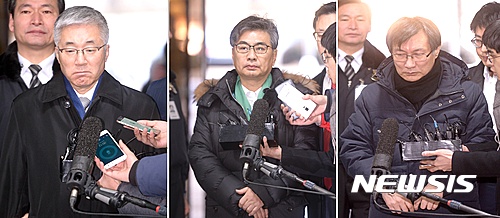 【서울=뉴시스】장세영 기자= '문화예술계 블랙리스트' 의혹에 연루된 김종덕 (왼쪽부터)전 문화체육부장관, 신동철 전 정무비서관, 정관주 전 문체부 차관이 영장실질심사에 출석하기 위해 11일 오전 서울 서초구 서울중앙지법으로 들어서고 있다. 특검은 이들에 대해 직권남용 권리행사방해와 강요 혐의 등으로 구속영장을 청구했다. 2017.01.11. photothink@newsis.com