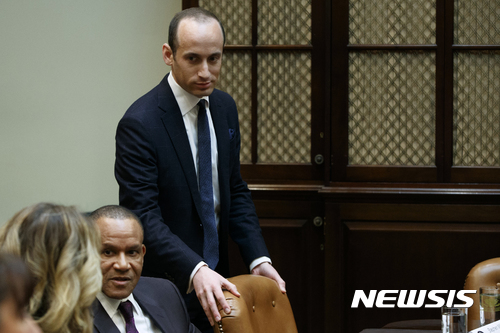 【워싱턴=AP/뉴시스】스티븐 밀러 미국 백악관 수석 정책보좌관이 1월 30일(현지시간) 백악관에서 열린 도널드 트럼프 대통령과 기업 경영자들 간의 만남에 배석하고 있다. 2017.02.01&nbsp; 