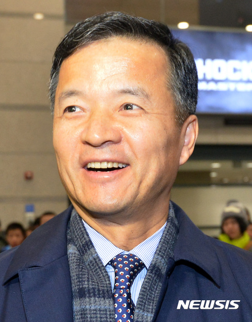 【인천공항=뉴시스】이영환 기자 = 유재경 주미얀마대한민국대사관 대사가 31일 오전 인천국제공항을 통해 귀국해 취재진의 질문에 답하며 미소짓고 있다. 유 대사는 귀국과 동시에 서울 강남구 대치동 박영수 특별검사팀 사무실에 참고인 신분으로 출석 예정이다. 박영수 특별검사팀의 대변인 이규철 특검보는 전날 진행된 정례 브리핑에서 "유 대사를 상대로 최순실씨가 미얀마 공적 개발 원조 사업 과정에서 개인적 이익을 취득한 혐의를 조사할 예정"이라고 전했다. 2017.01.31. 20hwan@newsis.com