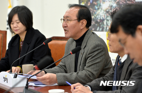 【서울=뉴시스】배훈식 기자 = 31일 오전 서울 여의도 국회 정의당 당 대표실에서 열린 의원총회에 참석한 노회찬 원내대표가 모두발언하고 있다. 2017.01.31.&nbsp; dahora83@newsis.com
