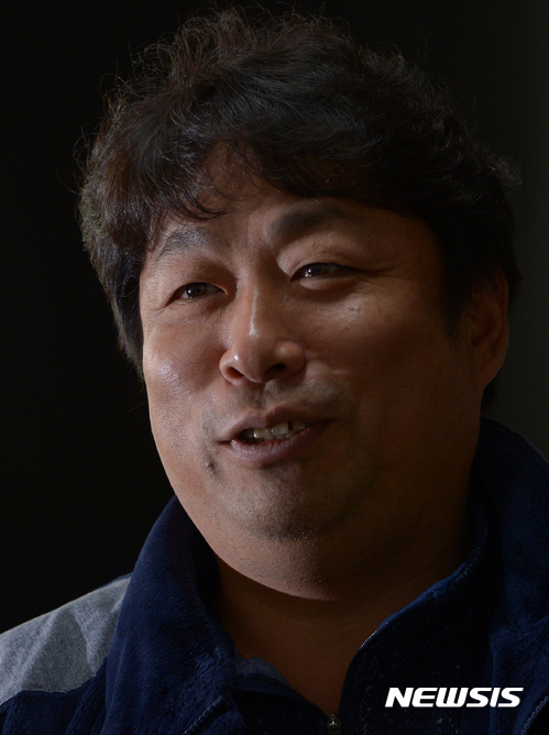 【서울=뉴시스】조수정 기자 = 고(故) 노무현 대통령 전속 사진사 장철영 씨가 뉴시스와 인터뷰 하고 있다. 장씨는 노무현 대통령의 미공개 사진집 '대통령님, 촬영하겠습니다'를 출간했다. chocrystal@newsis.com