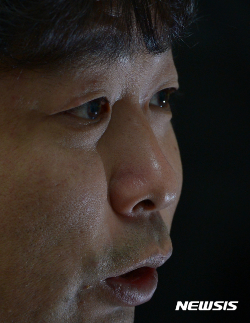 【서울=뉴시스】조수정 기자 = 고(故) 노무현 대통령 전속 사진사 장철영 씨가 뉴시스와 인터뷰 하고 있다. 장씨는 노무현 대통령의 미공개 사진집 '대통령님, 촬영하겠습니다'를 출간했다. chocrystal@newsis.com