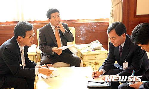 【서울=뉴시스】고 노무현 대통령 전속 사진사 장철영 씨가 촬영한 2007년 1월 9일 청와대 본관 소집무실에서 의전비서관, 연설기록비서관 등과 회의하는 모습. (사진=장철영 제공) 2017.01.31. chocrystal@newsis.com