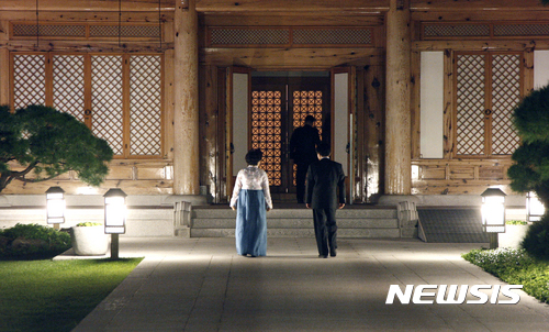 【서울=뉴시스】고 노무현 대통령 전속 사진사 장철영 씨가 촬영한 2007년 10월 16일 관저로 들어가는 대통령 부부의 모습. (사진=장철영 제공) 2017.01.31. chocrystal@newsis.com