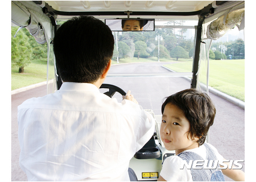 【서울=뉴시스】고 노무현 대통령 전속 사진사 장철영 씨가 촬영한 2007년 9월 13일 청와대에서 옆자리에 손녀를 태우고 전기 카트를 직접 운전하는 대통령의 모습. (사진=장철영 제공) 2017.01.31. chocrystal@newsis.com