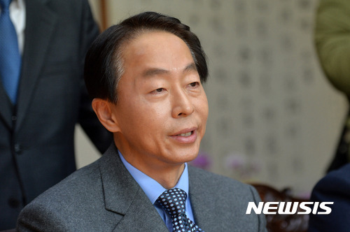 【서울=뉴시스】권현구 기자 = 고 김영삼 전 대통령의 차남 김현철 씨가 31일 오전 서울 동작구 상도동 고 김영삼 전 대통령의 부인 손명순 여사의 자택을 찾은 유승민 바른정당 의원과 대화하고 있다. 2017.01.31. photo@newsis.com