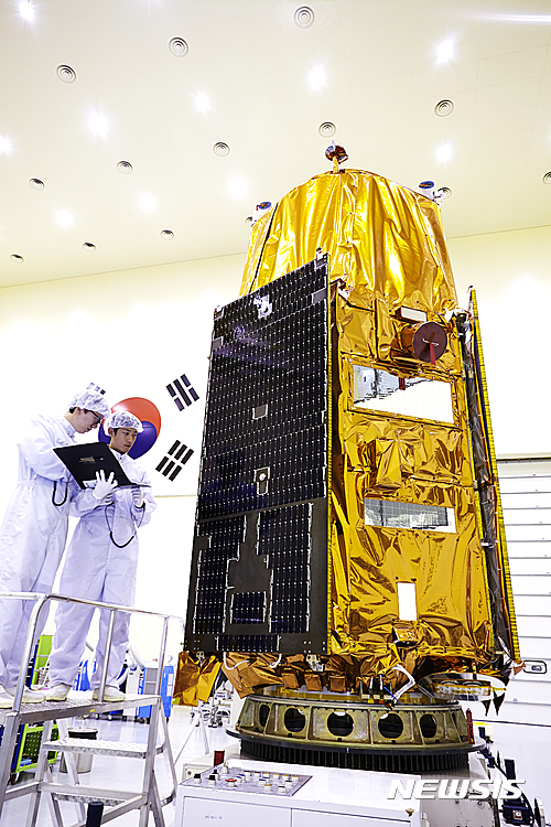 【대전=뉴시스】아리랑 3A호 개발 장면. (사진=한국항공우주연구원 제공)