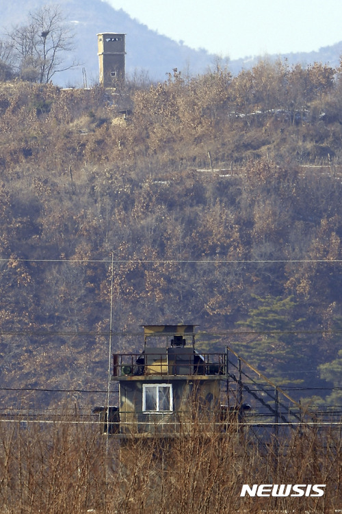 【파주=뉴시스】최동준 기자 = 북한이 미사일 도발을 감행할 가능성이 커지고 있는 31일 경기 파주시 접경지역 철조망을 경계로 대치한 남북 초소에 긴장감이 흐르고 있다. 2017.01.31. photocdj@newsis.com