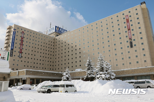 【샷포로=AP/뉴시스】선수단 숙소 역사왜곡 서적 비치로 논란을 빚었던 삿포로아시안게임 조직위원회가 책자들을 치우겠다고 의사를 재확인했고 일본 아파호텔 측도 이를 수용하겠다고 확인했다. 극우서적 비치 문제로 논란이 되고 있는 일본 삿포로 동계아시안게임 선수단 지정숙소인 삿포로 '아파호텔&리조트'의 지난 1월31일 외부전경. 2017.02.01