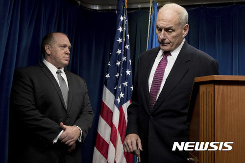 【워싱턴 = AP/뉴시스】 존 켈리 미국 국토안보부 장관이 1월 31일(현지시간) 워싱턴에서 기자회견을 마치고 연단을 떠나고 있다.&nbsp; 그는 도널드 트럼프대통령의 반이민 행정명령을 '완벽하게' 수행하겠다고 말하고 앞으로 늘어날 이민 수감자를 위한 감옥 공간을 알아보고 있다고 밝혔다. 2017.02.01&nbsp;&nbsp;&nbsp;&nbsp;&nbsp;&nbsp;&nbsp;&nbsp; 