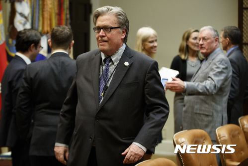 【워싱턴=AP/뉴시스】스티브 배넌 백악관 수석 전략가 겸 고문이 지난 31일(현지시간) 도널드 트럼프 대통령이 주재하는 사이버 안보 회의에 참석하기 위해 백악관 루스벨트 룸에 도착하고 있다.2017.02.01