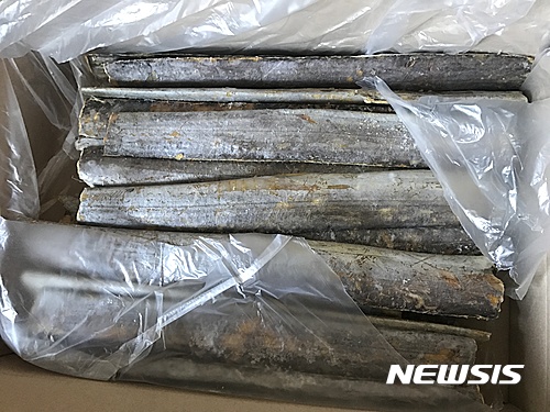 【부산=뉴시스】하경민 기자 = 부산 사하경찰서는 1일 유통기한이 지난 갈치를 학교급식 납품업체 등에 유통한 김모(63)씨 등 2명을 식품위생법 위반 혐의로 불구속 입건했다.&nbsp; 사진은 유통기한이 2년 정도 지난 수입 갈치. 2017.02.01. (사진=사하경찰서 제공)&nbsp; yulnetphoto@newsis.com