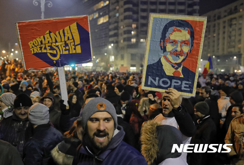 【부쿠레슈티=AP/뉴시스】루마니아 수도 부쿠레슈티에서 1일(현지시간) 부패 정치인 사면에 항의하는 반정부 시위가 열리고 있다. 2017.2.2.