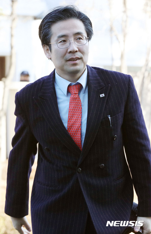 【서울=뉴시스】김병문 학생기자 = 손범규 박근혜 대통령측 법률대리인단 변호인이 1일 오전 서울 종로구 헌법재판소에서 열린 박근혜 대통령 탄핵 심판 10차 변론에 참석하고 있다. 2017.02.01.&nbsp; dadazon6174@newsis.com