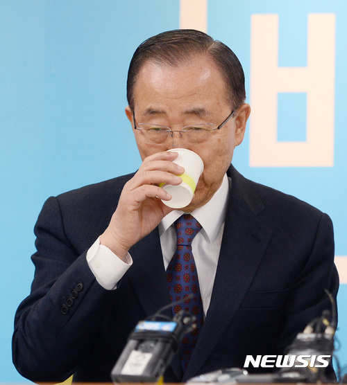 【서울=뉴시스】김진아 기자 = 반기문 전 유엔사무총장이 1일 오전 서울 여의도 바른정당 당사를 방문해 물을 마시고 있다. 2017.02.01.&nbsp; bluesoda@newsis.com