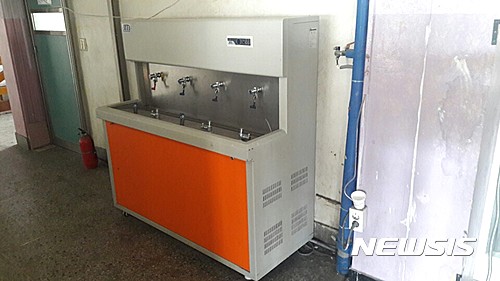 【의정부=뉴시스】배성윤 기자 = 1일 경기도 의정부지역의 한 중학교에 설치된 정수기로, 이곳을 포함해 경기북부지역 일선 학교의 상당수가 특정 정수기 유지관리업체와 장기간 수의계약을 해오고 있는 것으로 확인됐다. 2017.02.01.&nbsp; shinybae@newsis.com