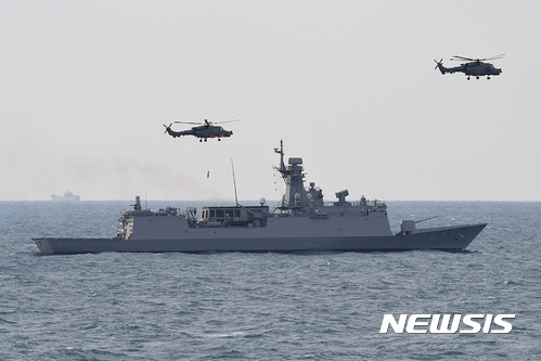 【서울=뉴시스】1일 작전배치된 해군 해상작전헬기 AW-159 2대가 편대기동을 하고 있다. 뒤쪽에 보이는 함정은 광주함. 2017.02.01. (사진=해군 제공)&nbsp; photo@newsis.com 