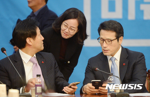 【서울=뉴시스】김진아 기자 = 바른정당 행보에 동조한다는 이유로 중징계를 받은 새누리당 김현아 의원이 1일 오후 서울 여의도 국회 의원회관에서 열린 정책의원총회에서 바른정당 정병국 대표, 오세훈 최고위원과 대화를 나누고 있다.&nbsp;&nbsp;&nbsp; 새누리당 중앙당은 바른정당 행사 등에 참석했다는 이유로 자당 소속 비례대표 김현아 국회의원에게 당원권 정지 3년의 징계를 했다. 2017.02.01.&nbsp;&nbsp; bluesoda@newsis.com